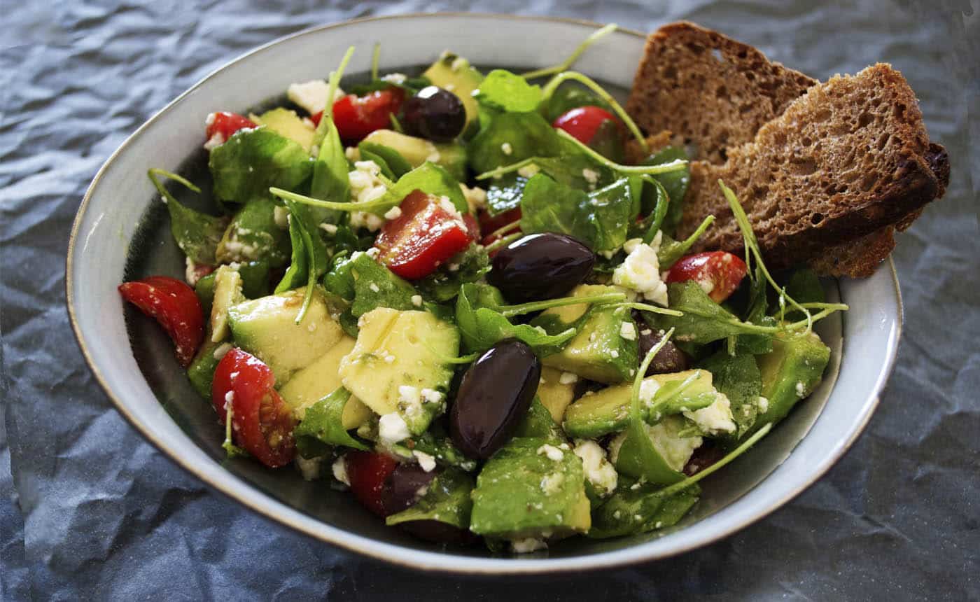 A bowl of salad with rye bread– an example of a low-carb diet for diabetics