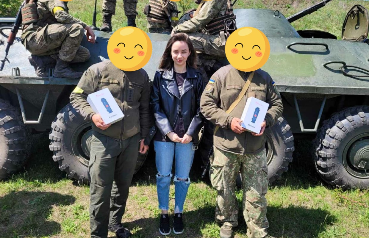 A girl volunteer with 2 Armed Forces of Ukraine soldiers